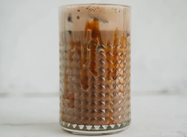 Karamel Macchiato Dalam Gelas Dengan Latar Belakang Putih Foto Kaki — Stok Foto