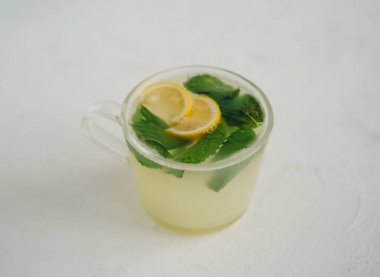 Beyaz arka planda sıcak zencefilli limon çayı. Yemek fotoğrafı.