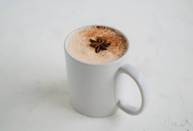 Beyaz arka planda bir fincan sıcak latte çayı. Yemek fotoğrafı.