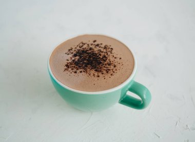 Beyaz arka planda bir fincan sıcak kakao. Yemek fotoğrafı.