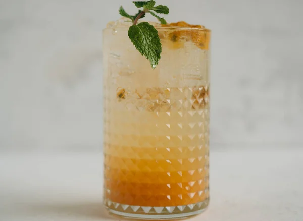 Ice Passionsfrukt Lemonad Ett Glas Vit Bakgrund Livsmedelsfoto — Stockfoto
