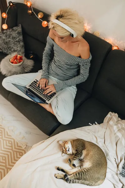 Wanita Pirang Dewasa Dengan Headphone Duduk Sofa Dan Bekerja Dengan — Stok Foto