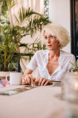 Orta yaşlı profesyonel tarolog seans yapıyor.