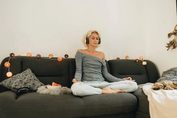 Mujer Adulta Auriculares Sentada Sofá Casa Meditando — Foto de Stock