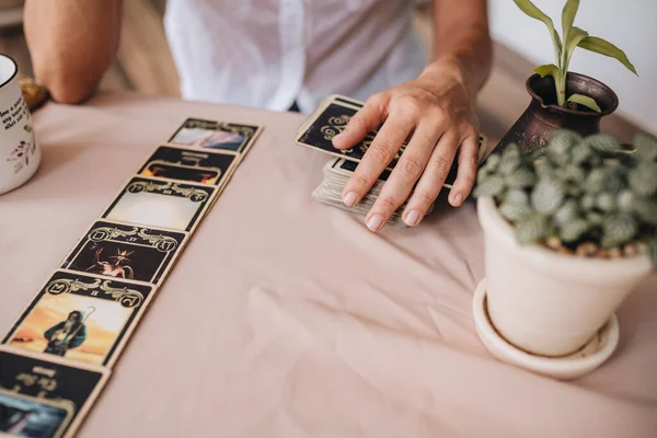 Orta yaşlı profesyonel tarolog seans yapıyor. — Stok fotoğraf