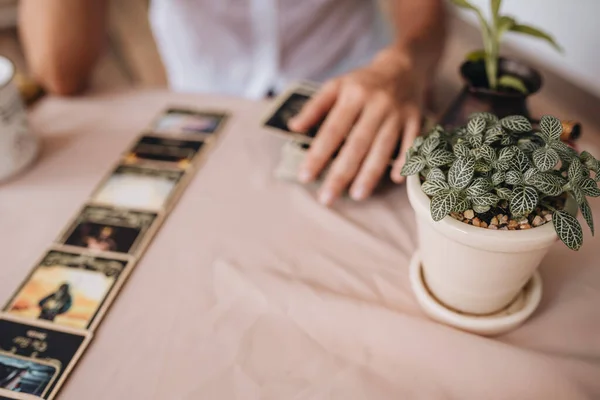 Orta yaşlı profesyonel tarolog seans yapıyor. — Stok fotoğraf