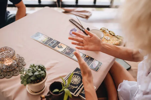 Orta yaşlı profesyonel tarolog seans yapıyor.