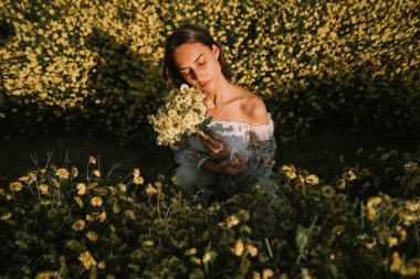 Genç ve çekici bir kadın Chiang Mai 'deki sarı çiçek tarlasında eğleniyor.