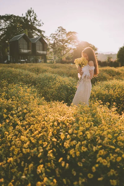 Молода Приваблива Жінка Бавиться Жовтим Квітковим Полем Чіангмай — стокове фото