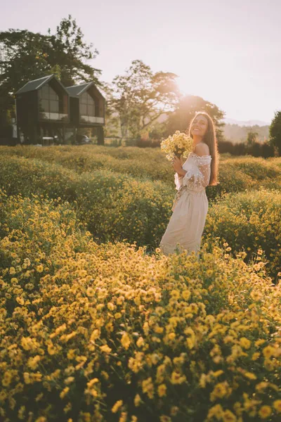 Genç Çekici Bir Kadın Chiang Mai Deki Sarı Çiçek Tarlasında — Stok fotoğraf