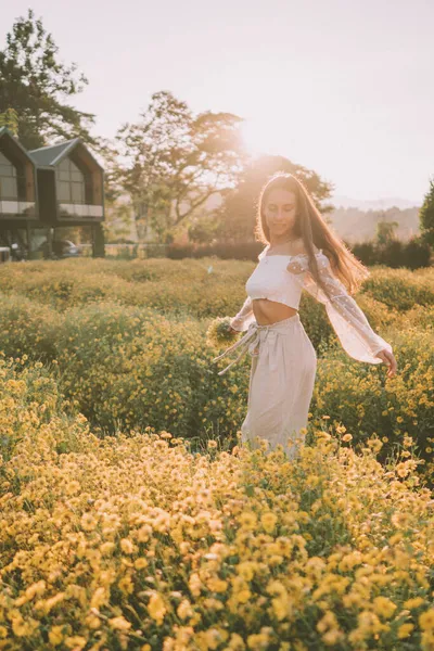 Młoda Atrakcyjna Kobieta Zabawy Żółtym Polu Kwiat Chiang Mai — Zdjęcie stockowe