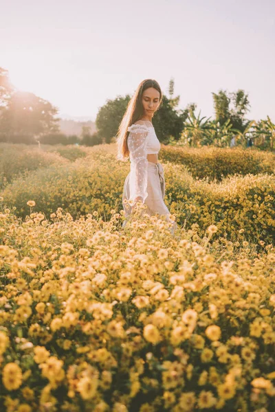 Молодая Привлекательная Женщина Веселится Желтом Цветочном Поле Чиангмае — стоковое фото