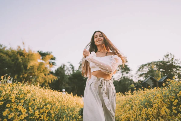 Ung Attraktiv Kvinna Som Har Kul Gul Blomma Fält Chiang — Stockfoto