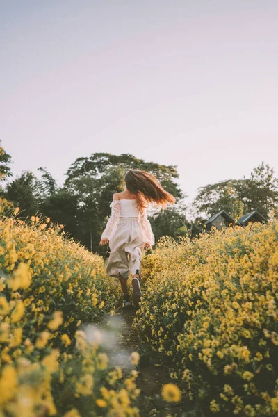 Junge Attraktive Frau Hat Spaß Gelben Blumenfeld Chiang Mai — Stockfoto