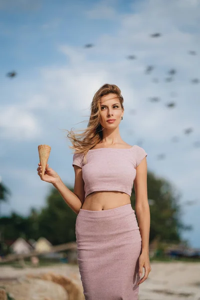 Ritratto Donna Bionda Caucasica Con Gelato — Foto Stock