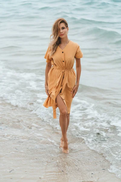 Ritratto Donna Bionda Caucasica Spiaggia — Foto Stock