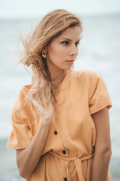 Portret Białej Blondynki Plaży — Zdjęcie stockowe