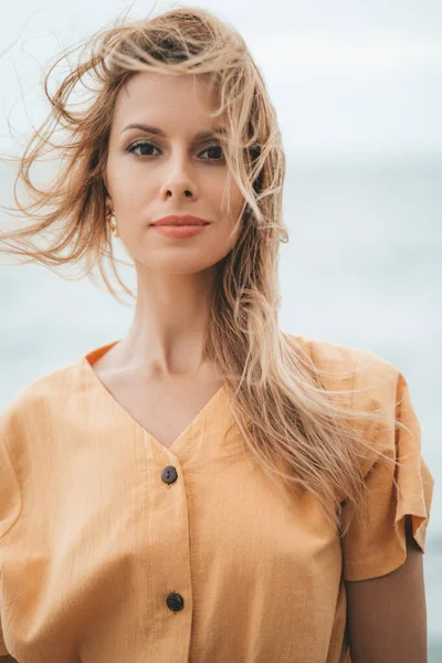 Portret Białej Blondynki Plaży — Zdjęcie stockowe