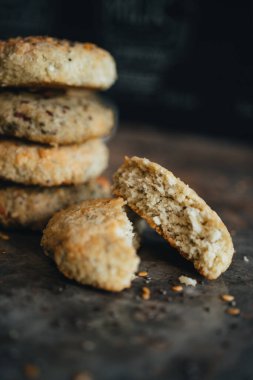 Siyah arkaplan üzerinde yulaf kurabiyesi piramidi