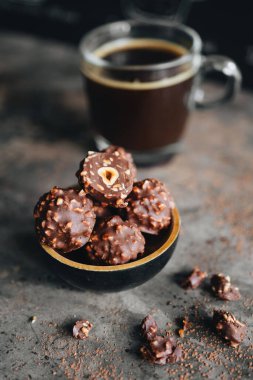 Koyu arkaplanda el yapımı çikolata şekerlemeleri