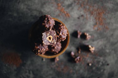 Koyu arkaplanda el yapımı çikolata şekerlemeleri