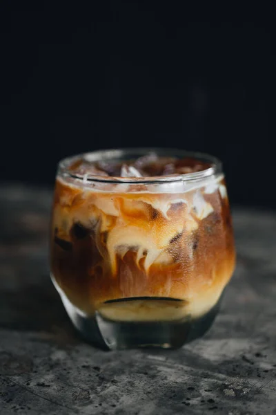Παγωμένος Καφές Αμερικάνος Γάλα Ποτήρι Σκούρο Μπετόν Φόντο — Φωτογραφία Αρχείου