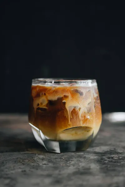Παγωμένος Καφές Αμερικάνος Γάλα Ποτήρι Σκούρο Μπετόν Φόντο — Φωτογραφία Αρχείου
