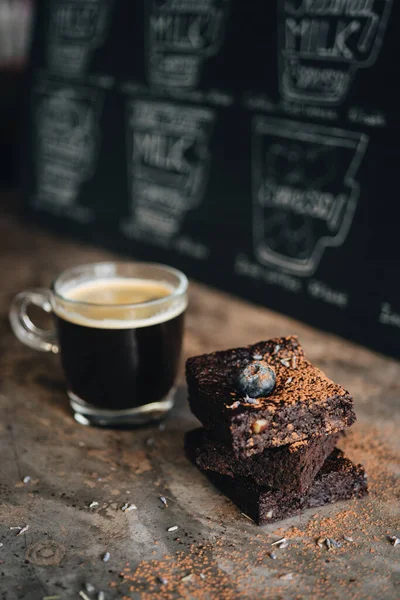 Brownie Chocolat Aux Myrtilles Une Tasse Café Sur Fond Sombre — Photo