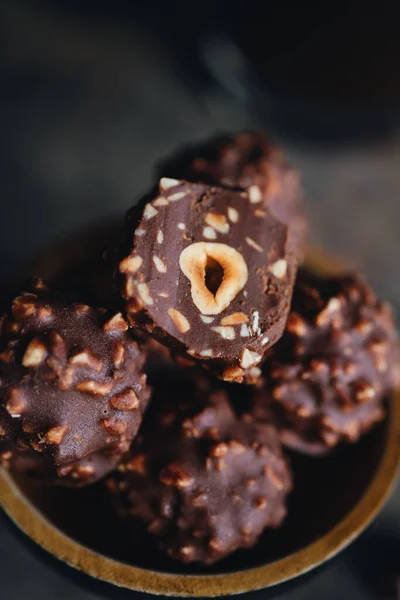 Handgemachte Schokoladenbonbons Teller Vor Dunklem Hintergrund — Stockfoto