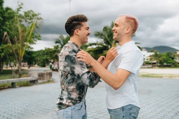 Gay Couple Spend Time Together Outdoors Homosexual Couple Having Fun — Fotografia de Stock