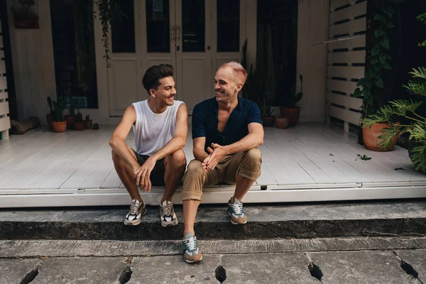 Gay Couple Spend Time Together Outdoors Homosexual Couple Sitting Outdoors — Fotografia de Stock