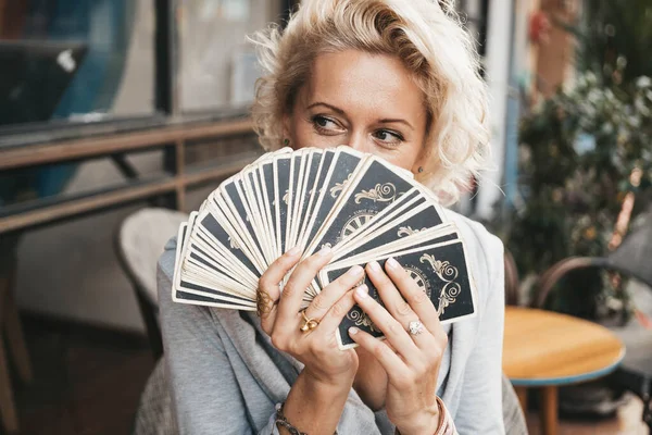 Μια Γυναίκα Διαβάζει Κάρτες Ταρώ Στο Τραπέζι Στο Καφέ — Φωτογραφία Αρχείου