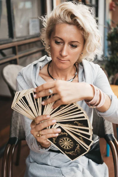 Femme Lit Des Cartes Tarot Sur Table Dans Café — Photo