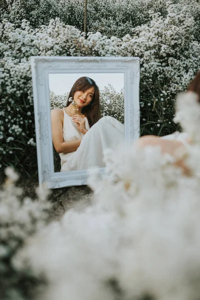 Portrait Thai Woman Sitting Flower Field Reflection Mirror — Foto Stock