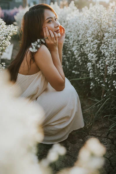 Portrait Thai Woman Sitting White Flower Field — Fotografia de Stock