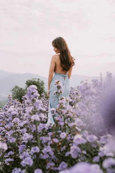 Retrato Asiático Feliz Mujer Joven Vestido Azul Disfrutando Campo Flores — Foto de Stock