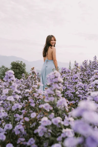 Retrato Asiático Feliz Mujer Joven Vestido Azul Disfrutando Campo Flores — Foto de Stock