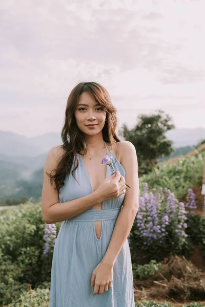 ปภาพของหญ งสาวเอเช ความส ขในช าเง ความส ขในสนามดอกไม วงในเช ยงใหม ประเทศไทย — ภาพถ่ายสต็อก