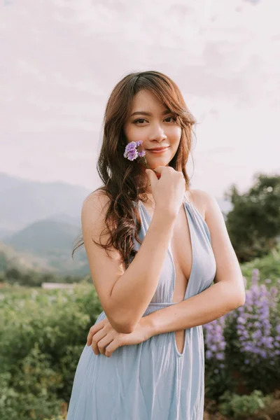 ปภาพของหญ งสาวเอเช ความส ขในช าเง ความส ขในสนามดอกไม วงในเช ยงใหม ประเทศไทย — ภาพถ่ายสต็อก