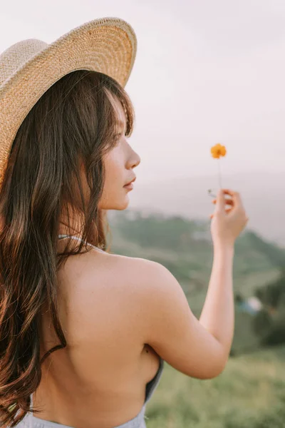 Retrato Mujer Joven Feliz Asiática Sombrero Campo Flores Las Montañas — Foto de Stock
