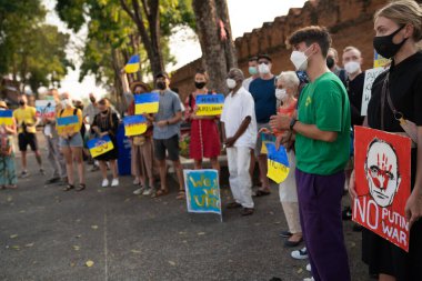 Chiang Mai, Tayland - 27 Şubat 2022. Eski kentteki meydanda savaş karşıtı protesto. 