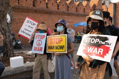 Chiang Mai, Tayland - 27 Şubat 2022. Eski kentteki meydanda savaş karşıtı protesto. 