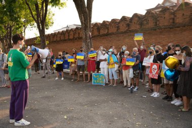 Chiang Mai, Tayland - 27 Şubat 2022. Eski kentteki meydanda savaş karşıtı protesto. 