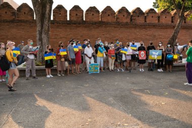 Chiang Mai, Tayland - 27 Şubat 2022. Eski kentteki meydanda savaş karşıtı protesto. 