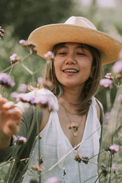 Thai woman is walking in flower field — 스톡 사진