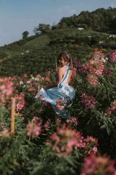 Taylandlı kadın çiçek tarlasında yürüyor. — Stok fotoğraf