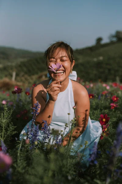 Thai woman is walking in flower field — стоковое фото