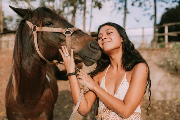 Woman in a white dress with a horse — Foto de Stock