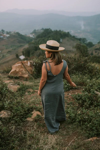 Thai woman in dress and straw hat is walking in mountains — Zdjęcie stockowe