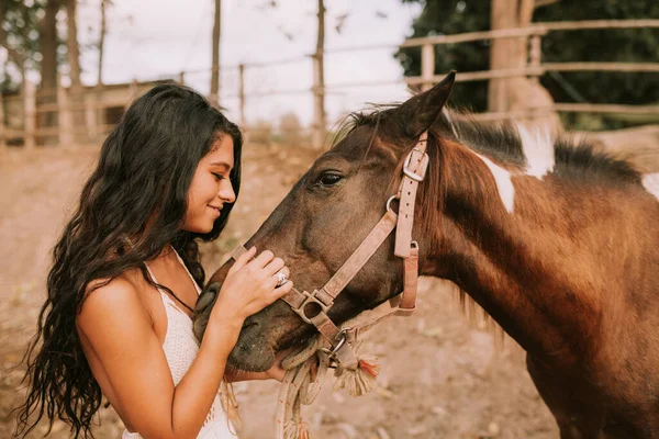 Woman in a white dress with a horse — Stockfoto